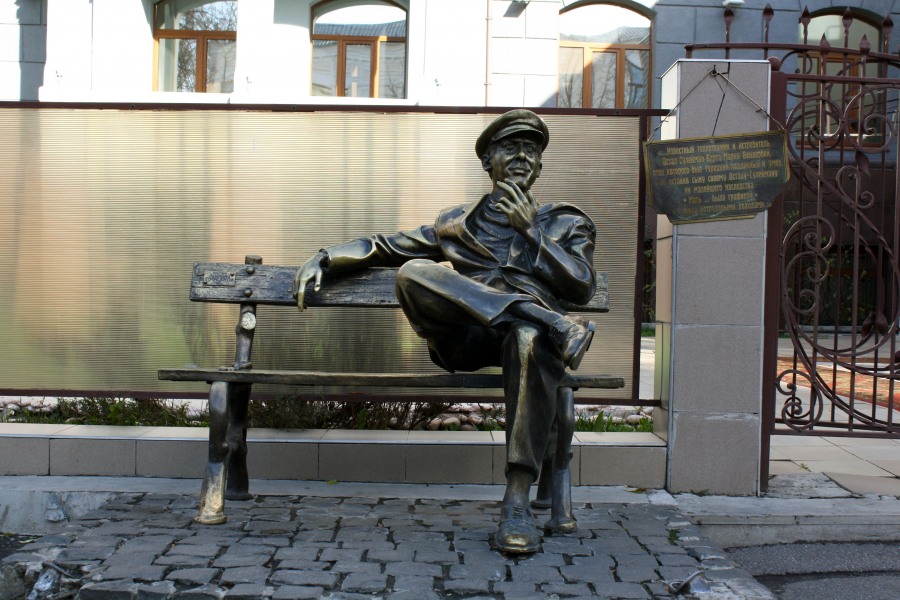 Памятник бендеру в петербурге. Памятник Остапу Бендеру. Памятник Остапу Бендеру памятники литературным персонажам. Памятник Остапу Бендеру в Санкт-Петербурге на итальянской улице. Памятник Остапу Бендеру в Харькове.