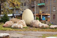 Памятник яйцу