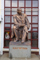 Пам’ятник М.В. Гоголю, залізничний вокзал