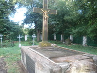 Одне з поховань на церковному цвинтарі.