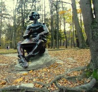Фігура бронзового гусляра в міському парку Трускавця.
