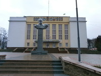 Памятник Т. Г. Шевченко возле дома культуры