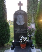 Пам'ятник священнику Михайлу Дацишину в селі Дуліби. 