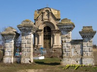 Берислав. Часовня (каплиця) на Военном кладбище. Хорошо сохранившиеся каменные кресты Бериславского кладбища.